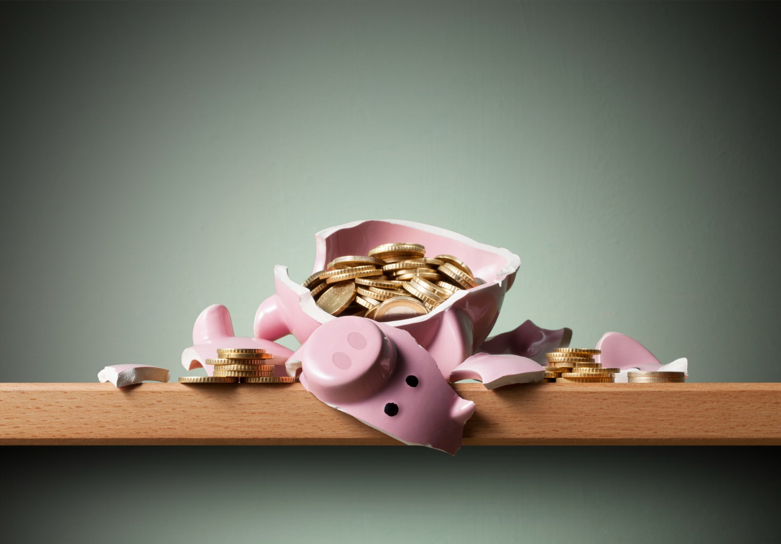 Tirelire cassée avec des pièces de monnaie.