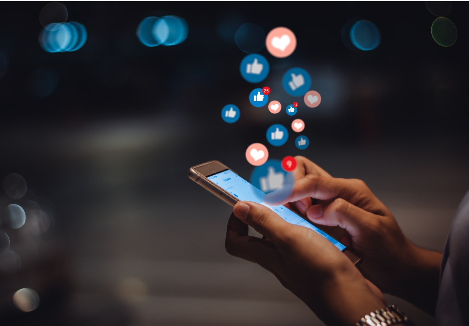 Des pouces et des coeurs surgissant d'un téléphone sur lequel deux mains pianotent. Concept des médias sociaux