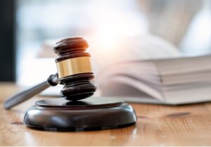 Divulgation d’informations privilégiées : le tribunal confirme la décision initiale