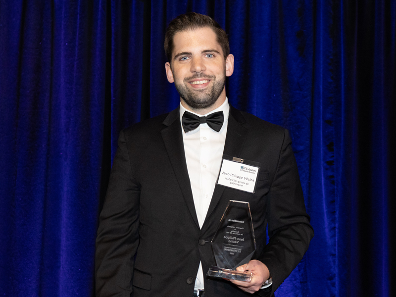 Jean-Philippe Vézina tenant son prix au concours Les conseillers à l'honneur! 2023-2024