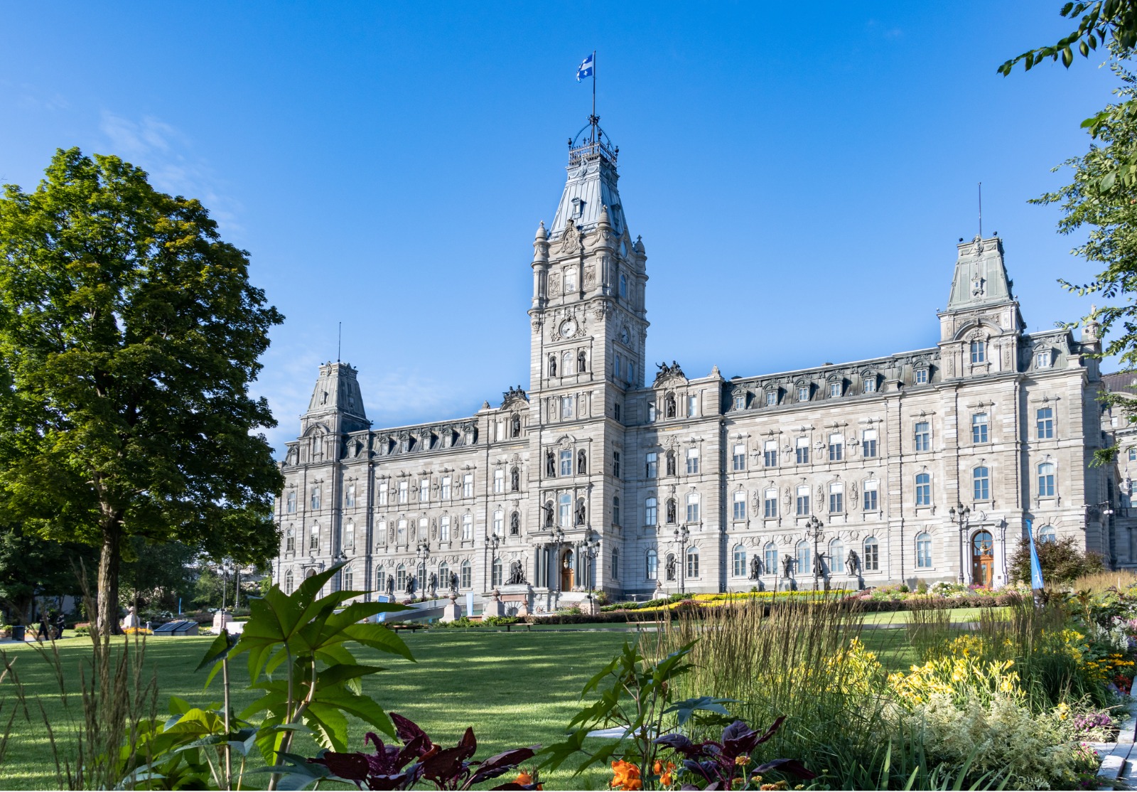Le Parlement du Québec en été, Québec.