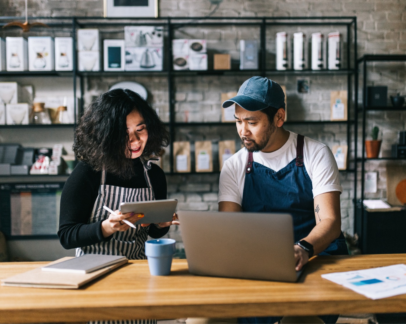 Propriétaires de petites entreprises travaillant derrière le comptoir du café.