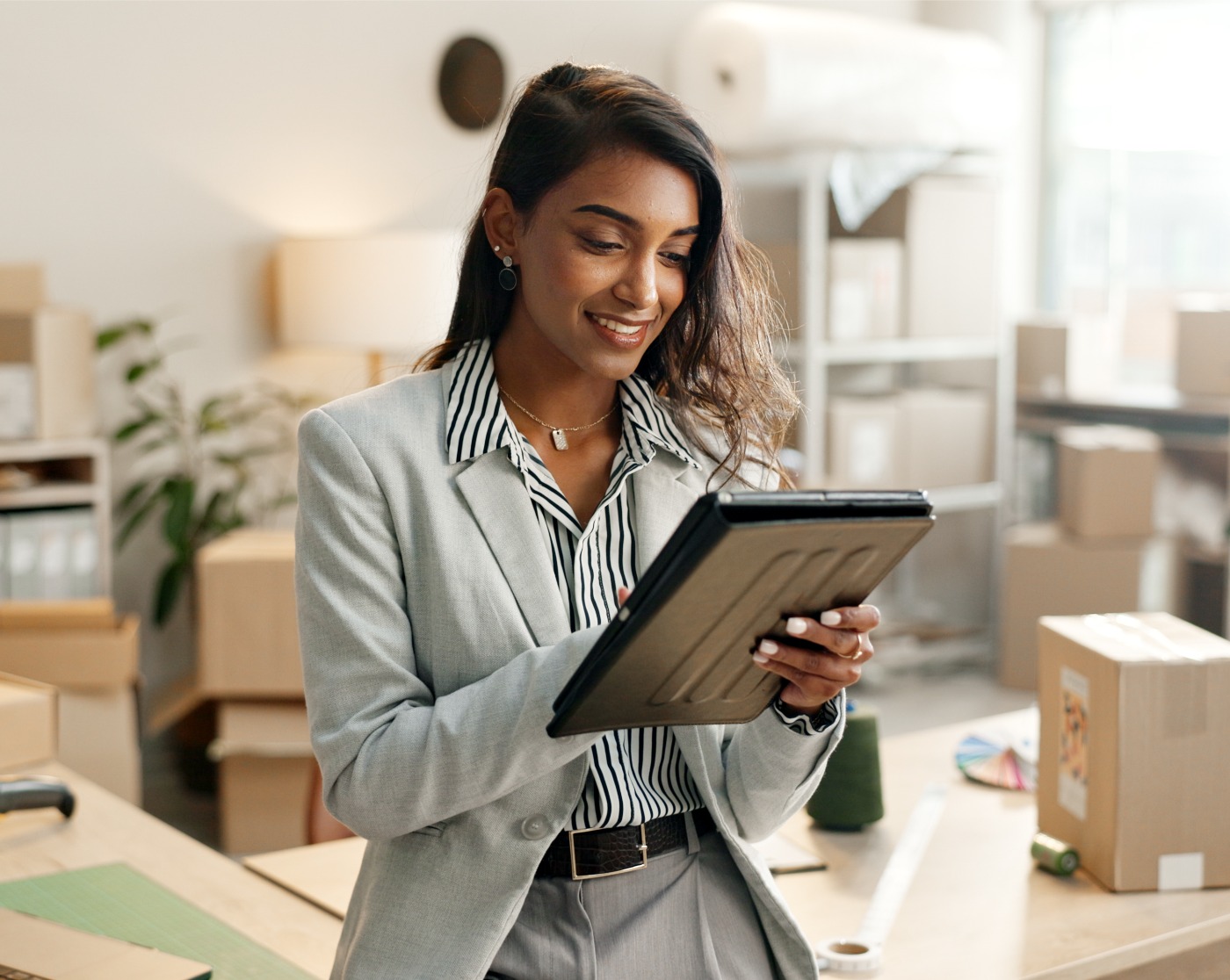 etite entreprise, femme et tablette pour le commerce électronique, la gestion des stocks de la boutique en ligne, de la commande ou du courrier. Entrepreneur ou vendeur indien sur la technologie numérique pour la logistique, les boîtes ou les colis.