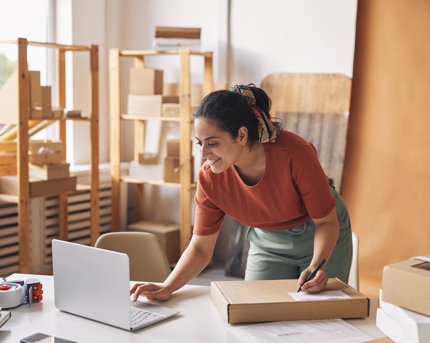 Femme complétant des ordres par ordinateur portatif.