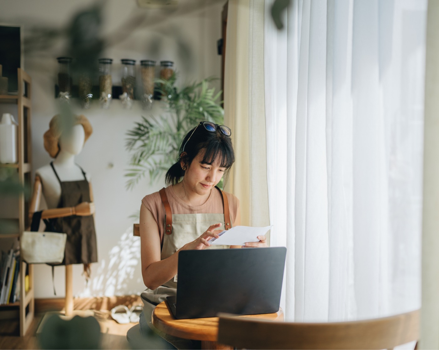 Jeune femme propriétaire d’une petite entreprise qui fait des dépenses dans son magasin.