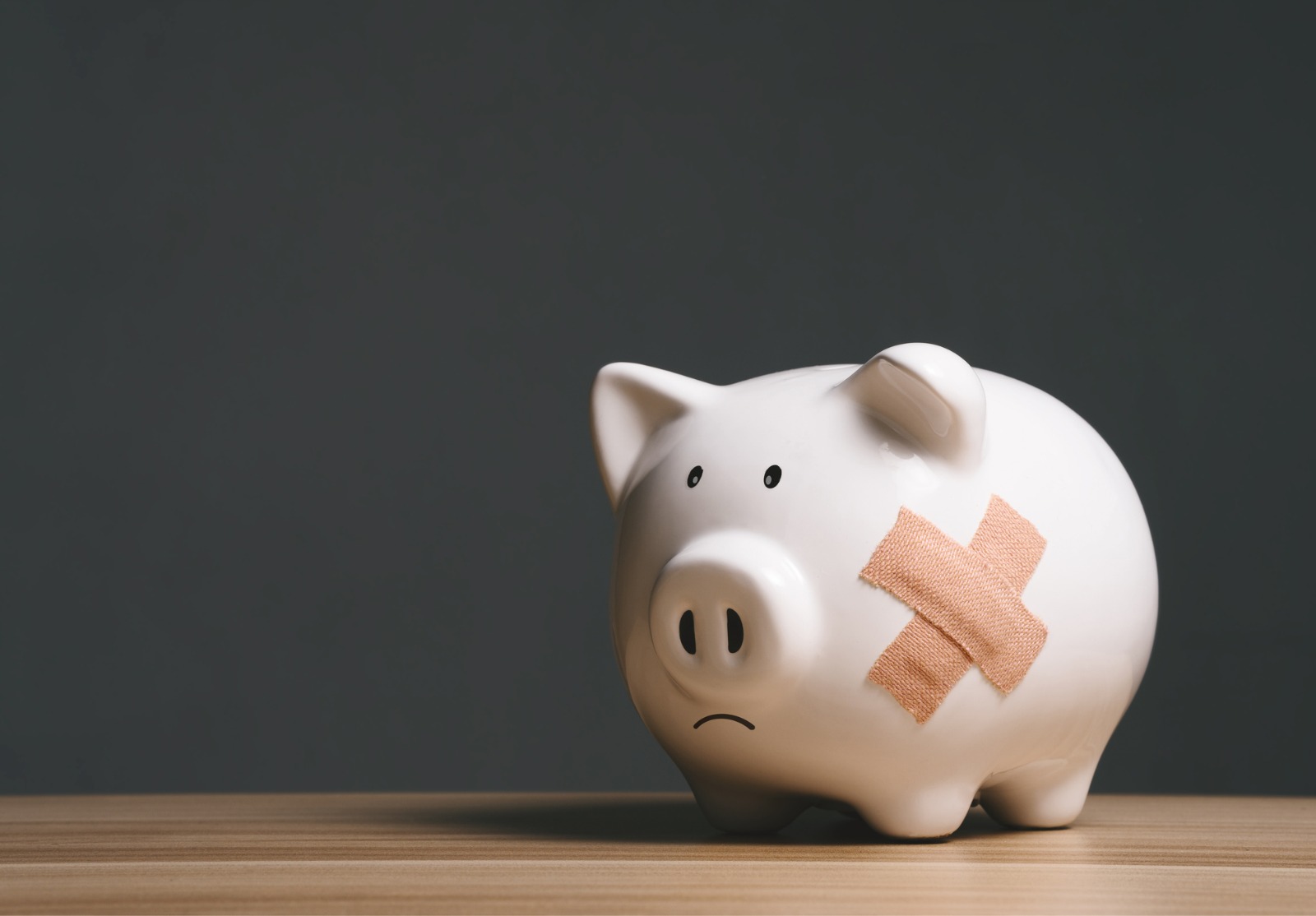 Tirelierie cassée avec pansement ou pansement dans le concept de fond financier pour la récession économique, la dépression ou la faillite.