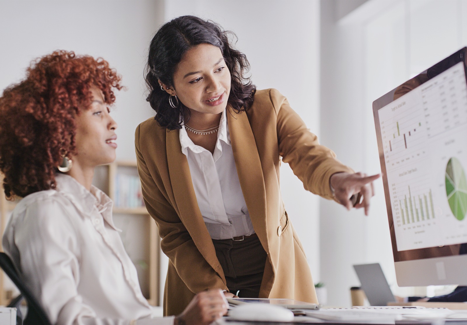 Gens d’affaires, informatique et analytique surveillant les statistiques de l’entreprise de graphique ou de graphique à l’écran au bureau. Femmes employées dans la collaboration de travail d’équipe en regardant des données d’entreprise.