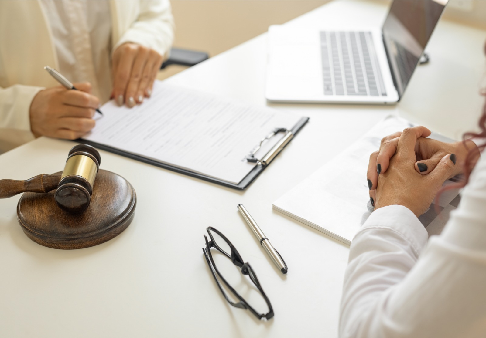 Une femme d’affaires et des avocats discutent d’un contrat.