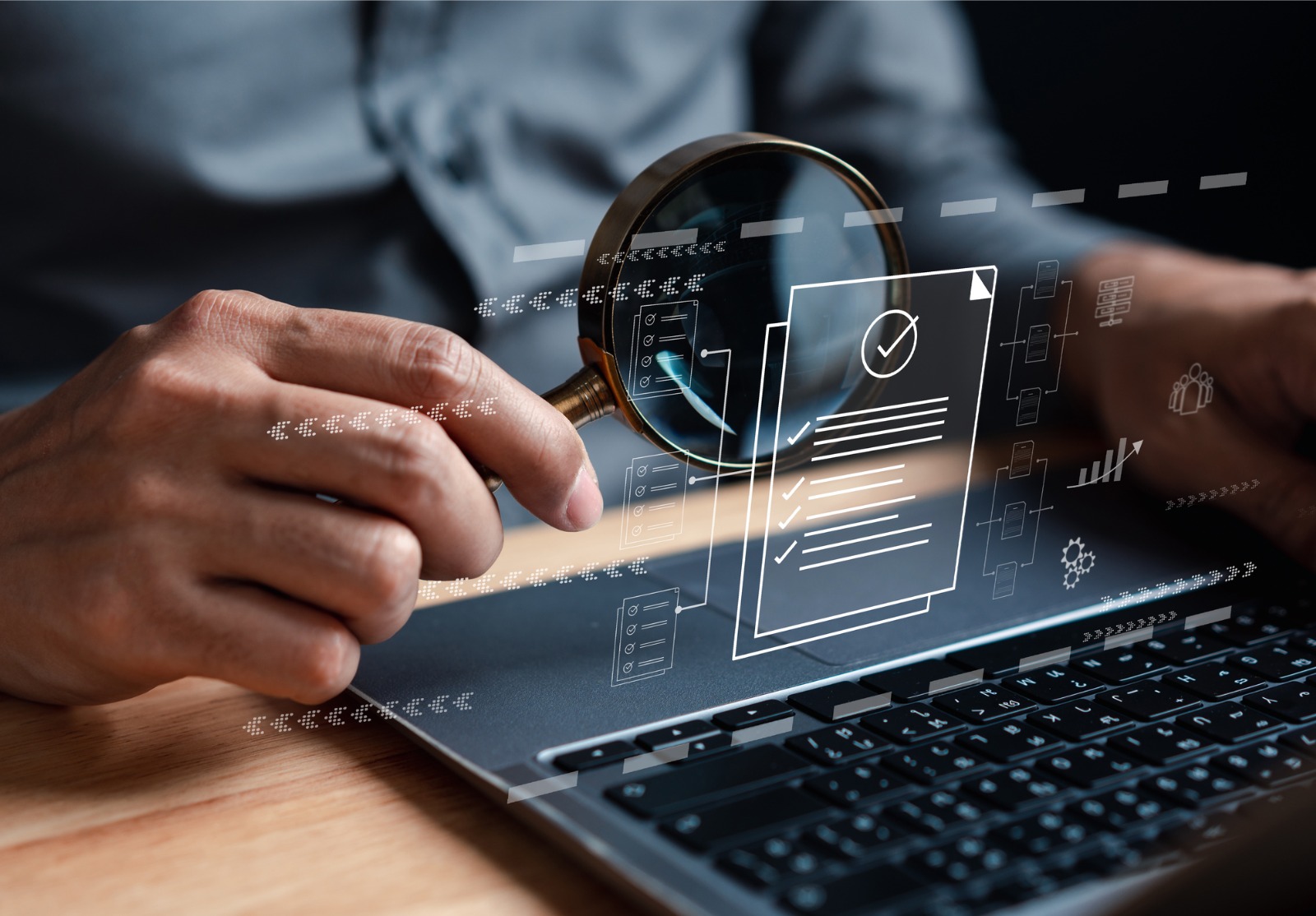 Homme d’affaires inspectant les documents Document d’analyse des données d’entreprise Rapport de gestion avec KPI et métriques connectés à la base de données. Stratégie d’entreprise pour la finance, les opérations, les ventes, le marketing.