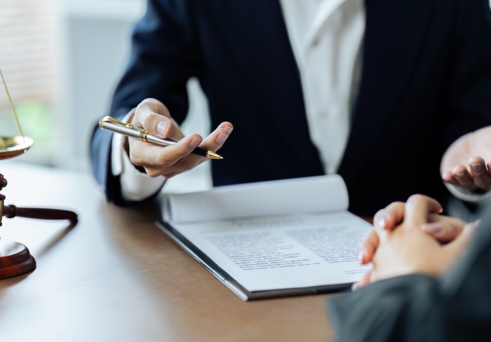 Le client écoutait un avocat qui lui expliquait les détails de la procédure