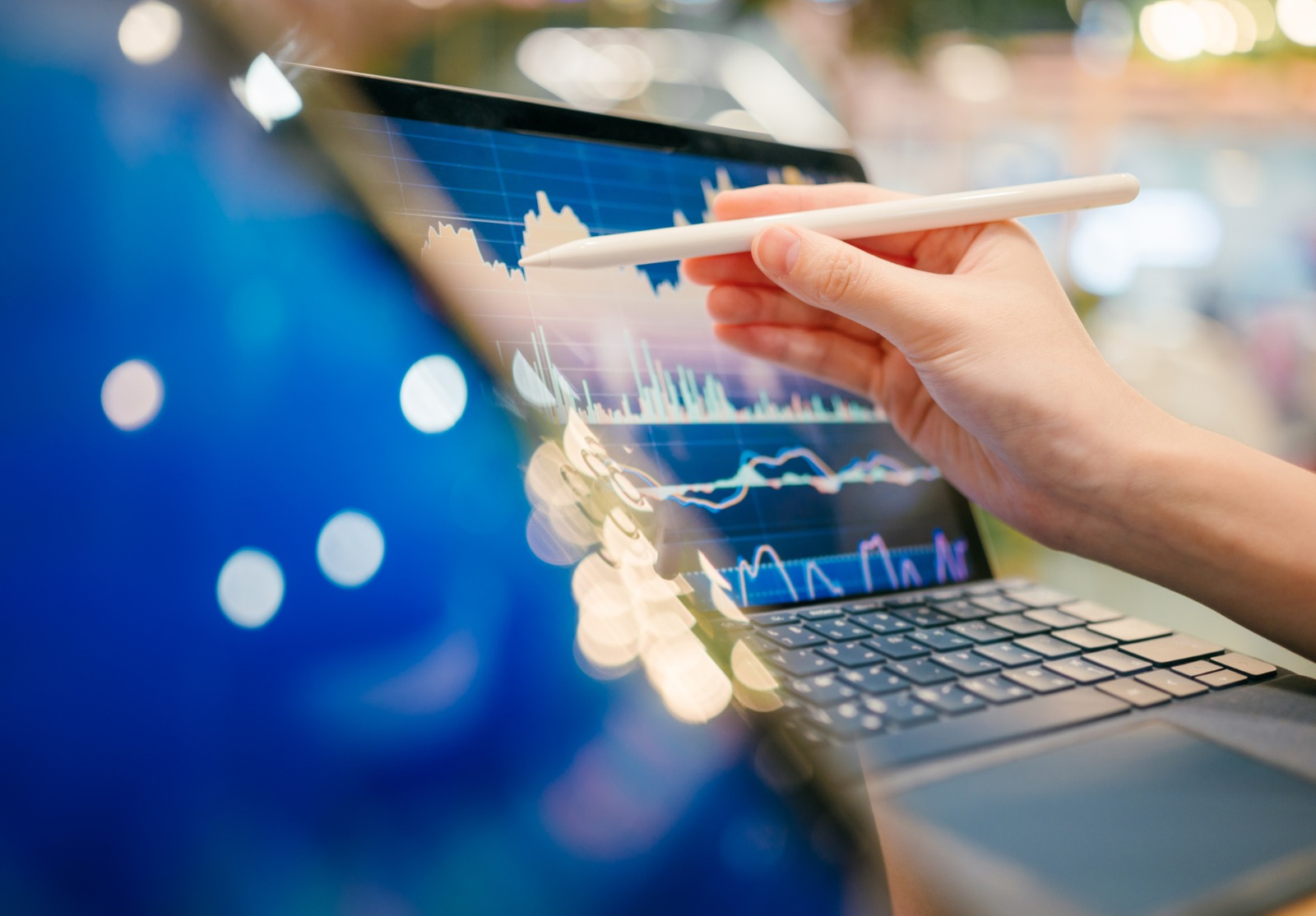 Gros plan sur la finance Millennial et la génération Z à l’aide d’une plateforme numérique d’investissement FNB et d’obligations à partir d’une application numérique.