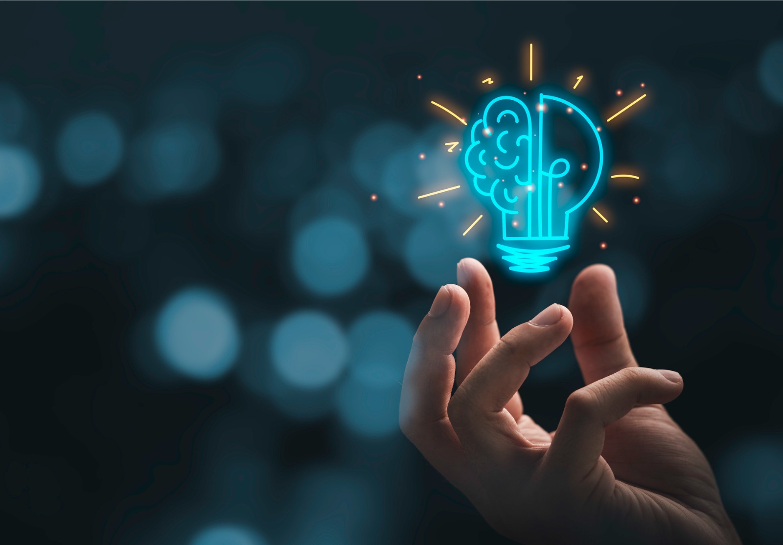 Lampe virtuelle de dessin tenant la main avec le cerveau sur fond bokeh pour une idée créative et intelligente concept