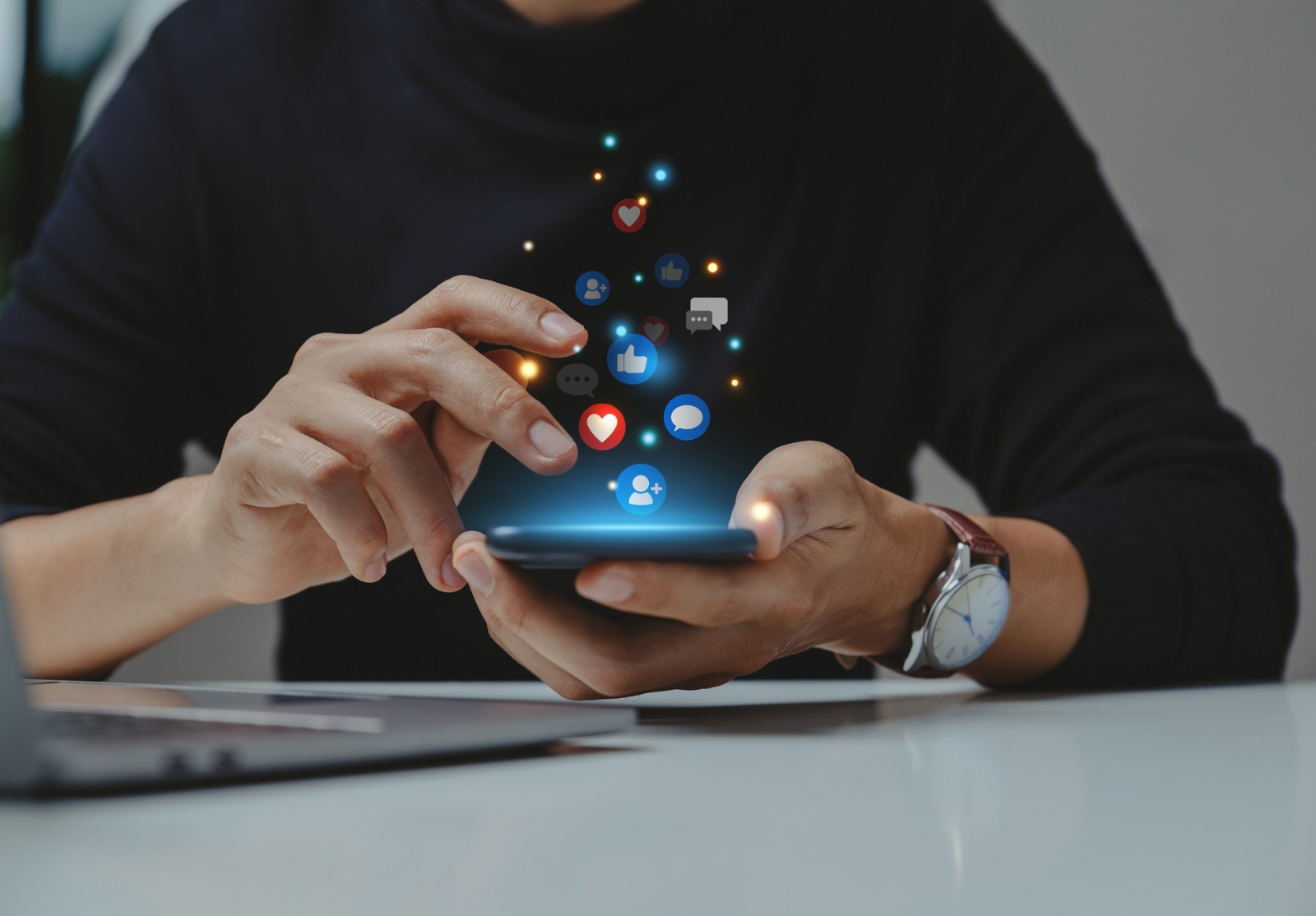 Main de jeune entrepreneur utilisant un smartphone.