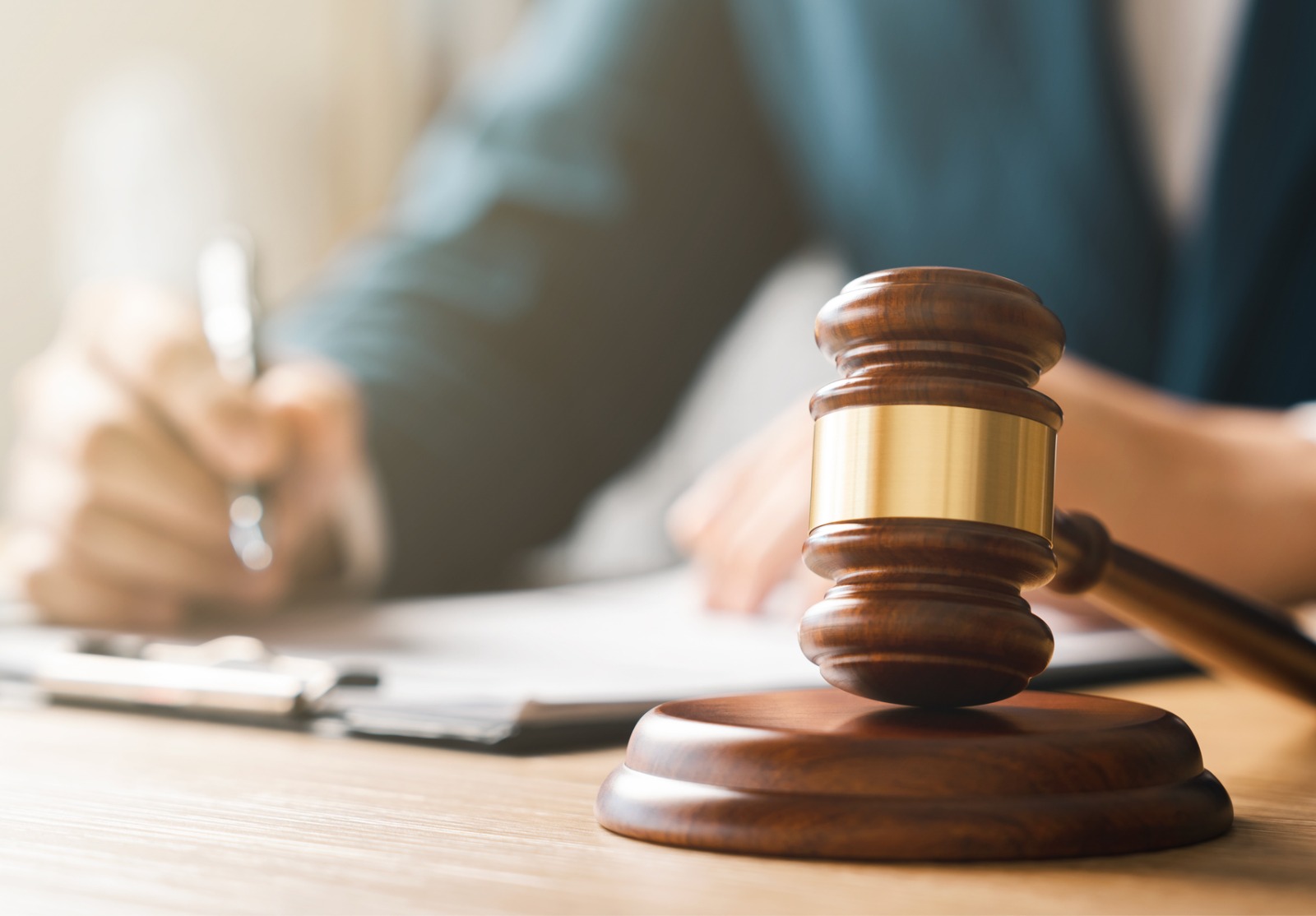 Concept de justice, juge masculin faisant des rapports dans la salle d’audience, procès équitable, rédaction de nouvelles lois à l’ère moderne.