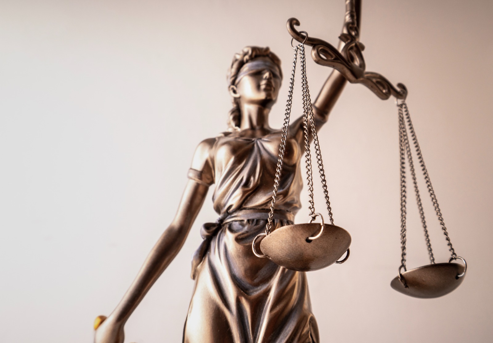 Concept de droits légaux Statue de Dame Justice tenant la balance de la justice.