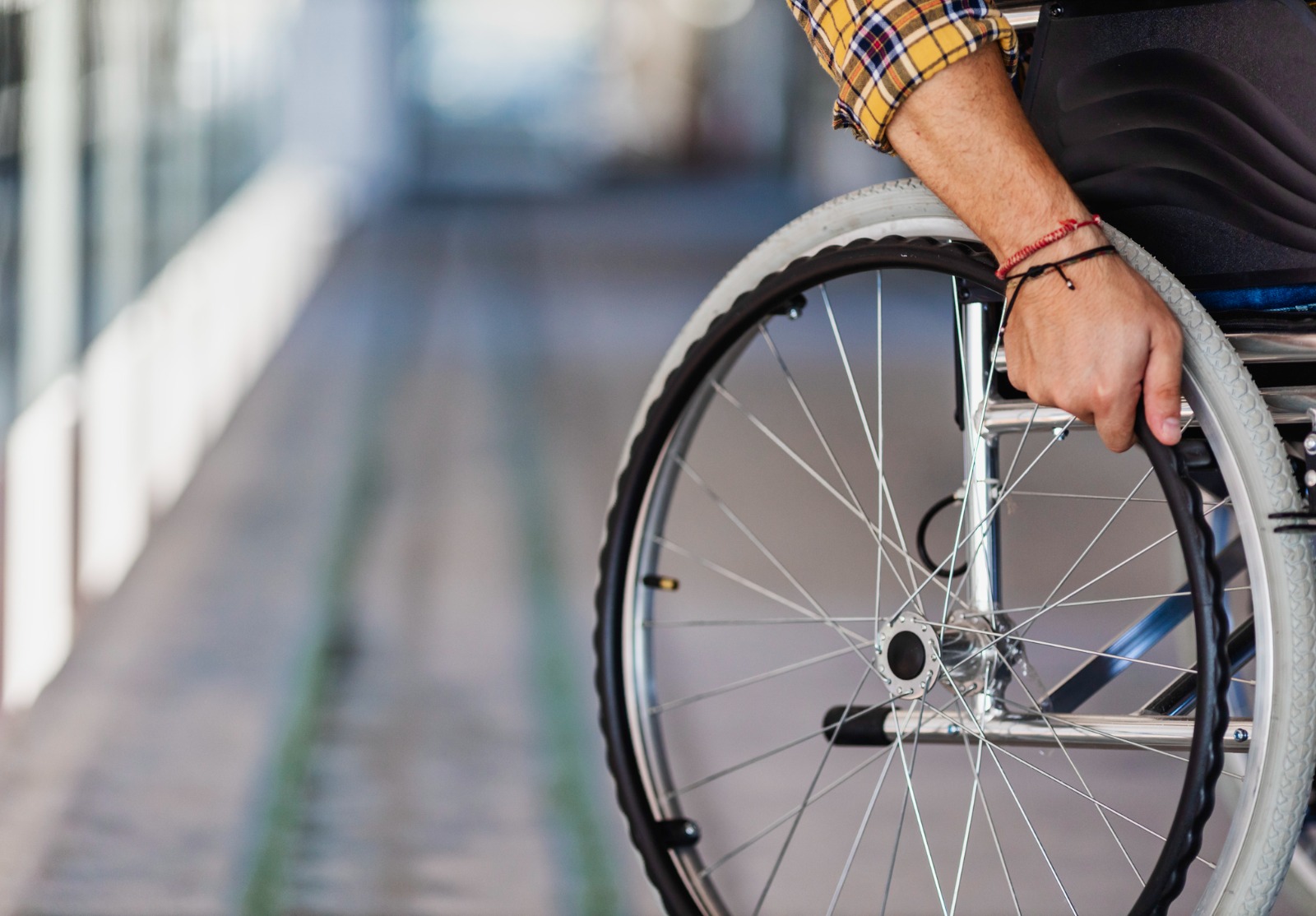 Homme dans le fauteuil roulant.
