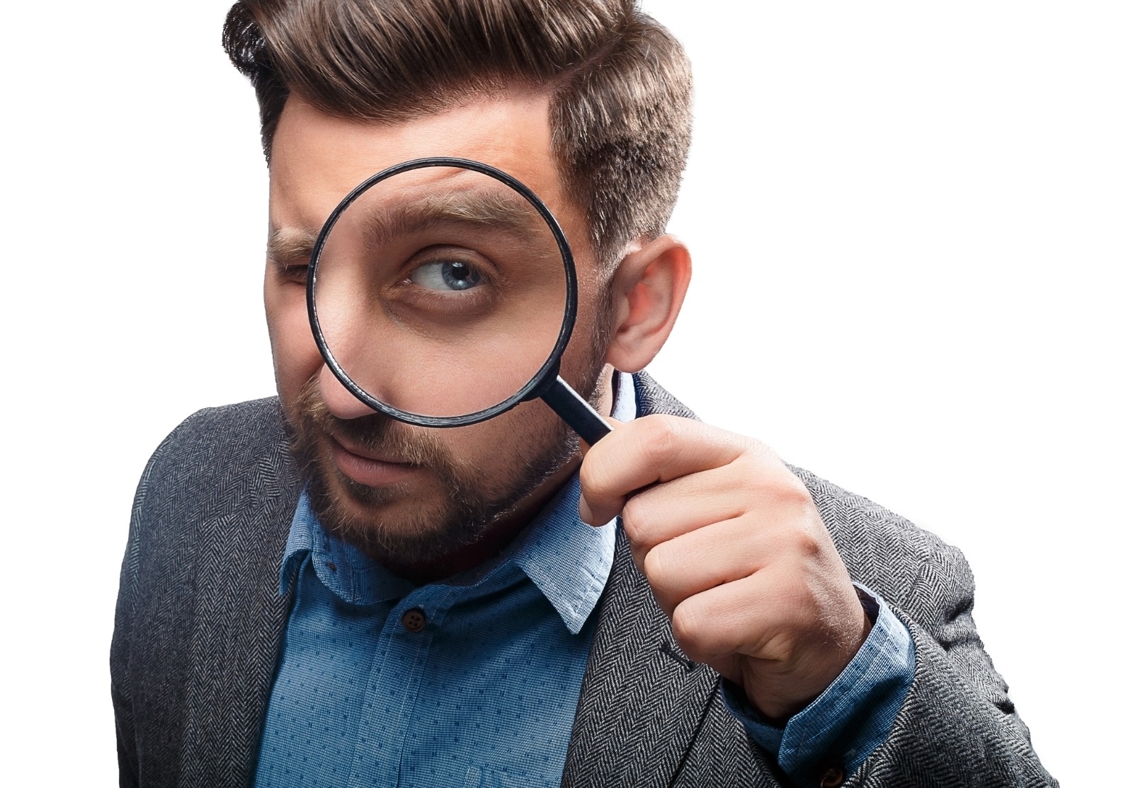 Homme avec loupe sur fond blanc.