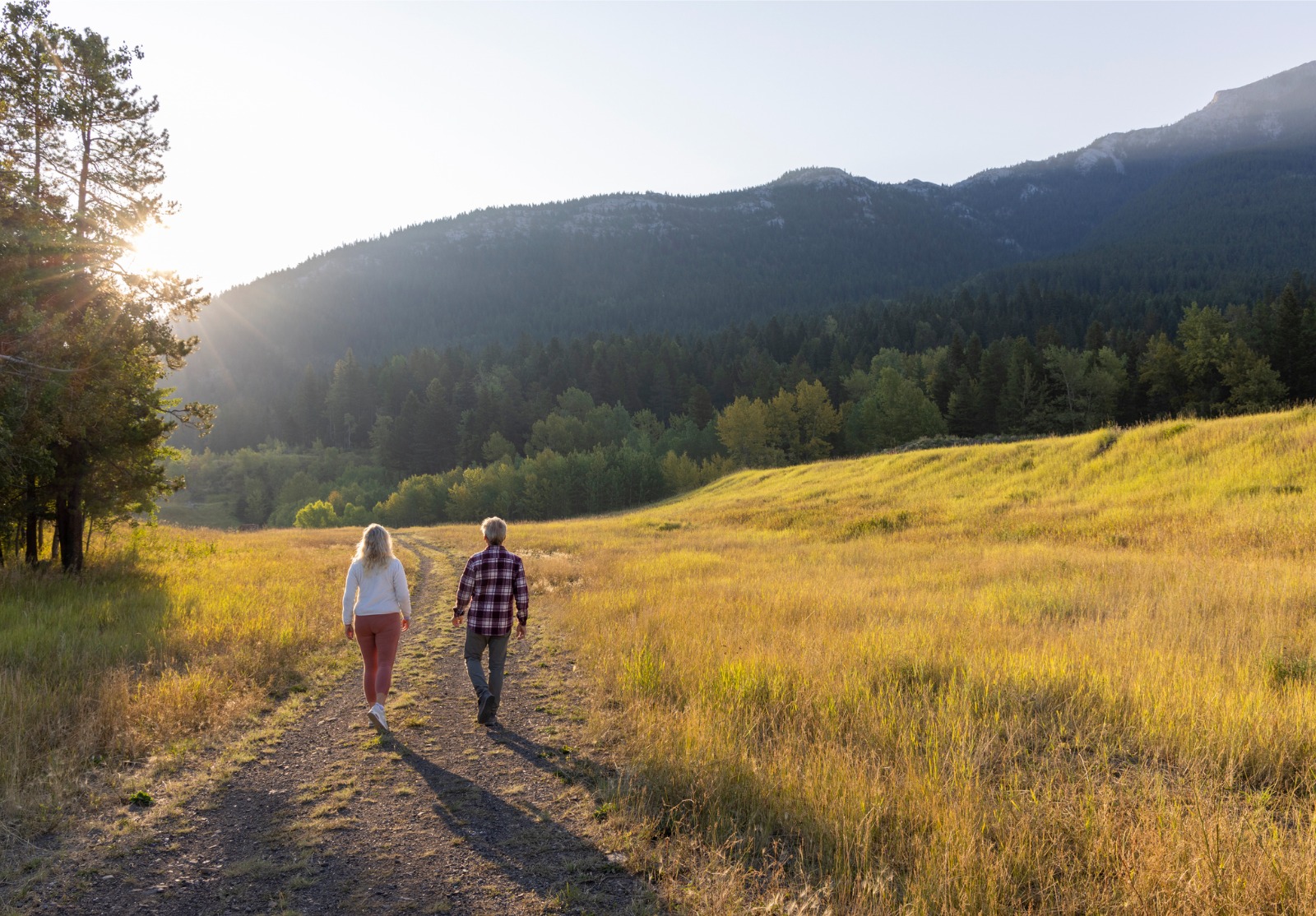 Route rurale de couple mature au lever du soleil.