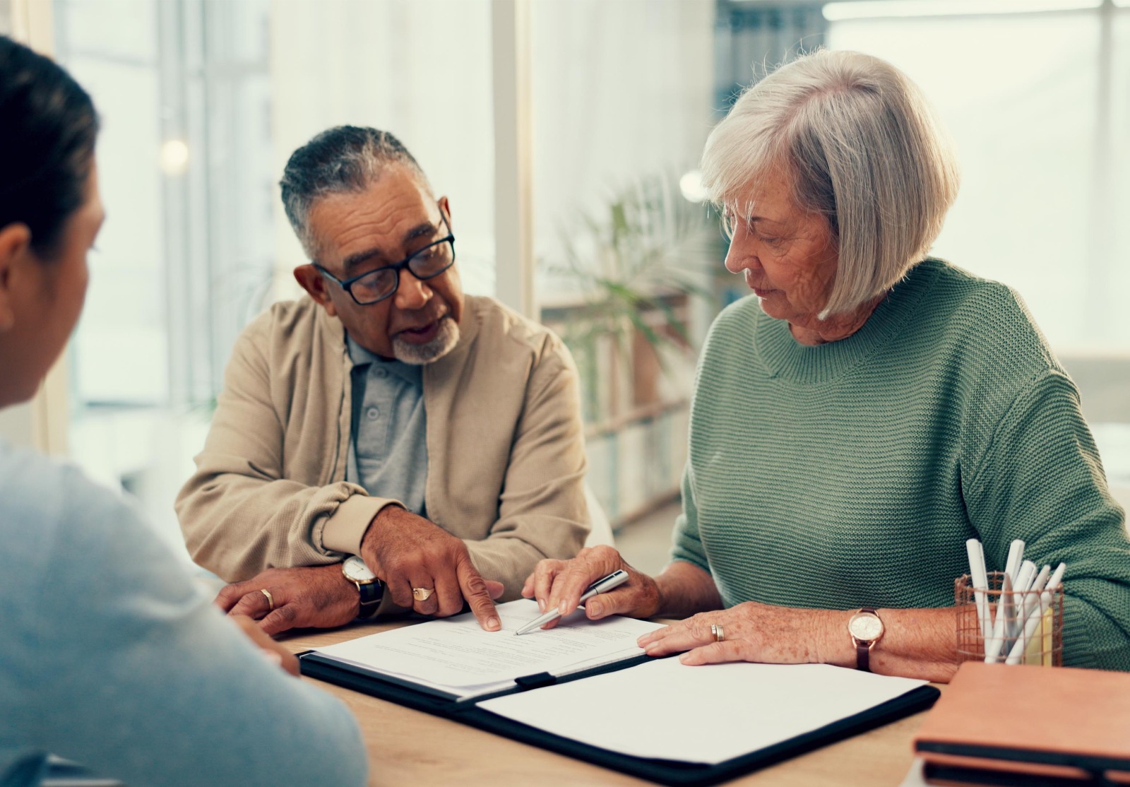 Bureau, avocat ou vieux couple avec testament, contrat ou document pour le financement de la retraite ou la conformité. Planifier, conseiller ou clients âgés mariés avec une forme juridique ou un titre de propriété conclu avec une assurance-vie.