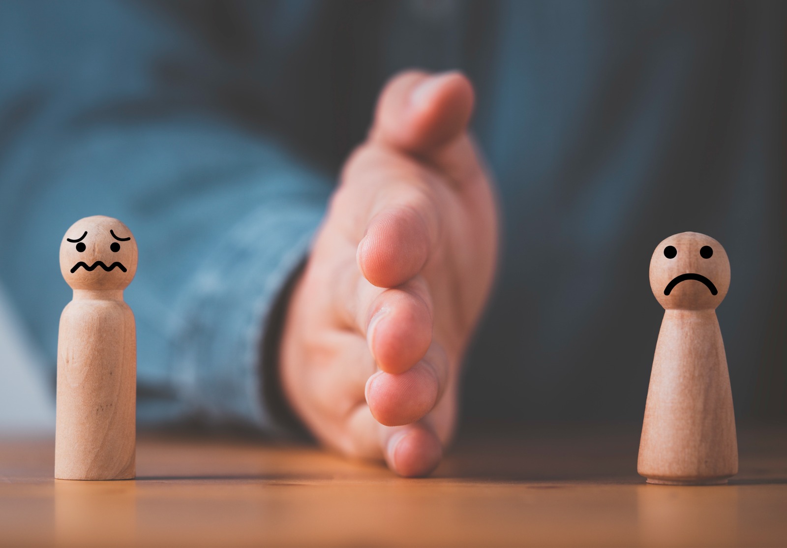 Blocage de la main de la paume et division entre l’homme et la femme figure en bois pour résoudre les conflits et servir de médiateur au concept de gestion.