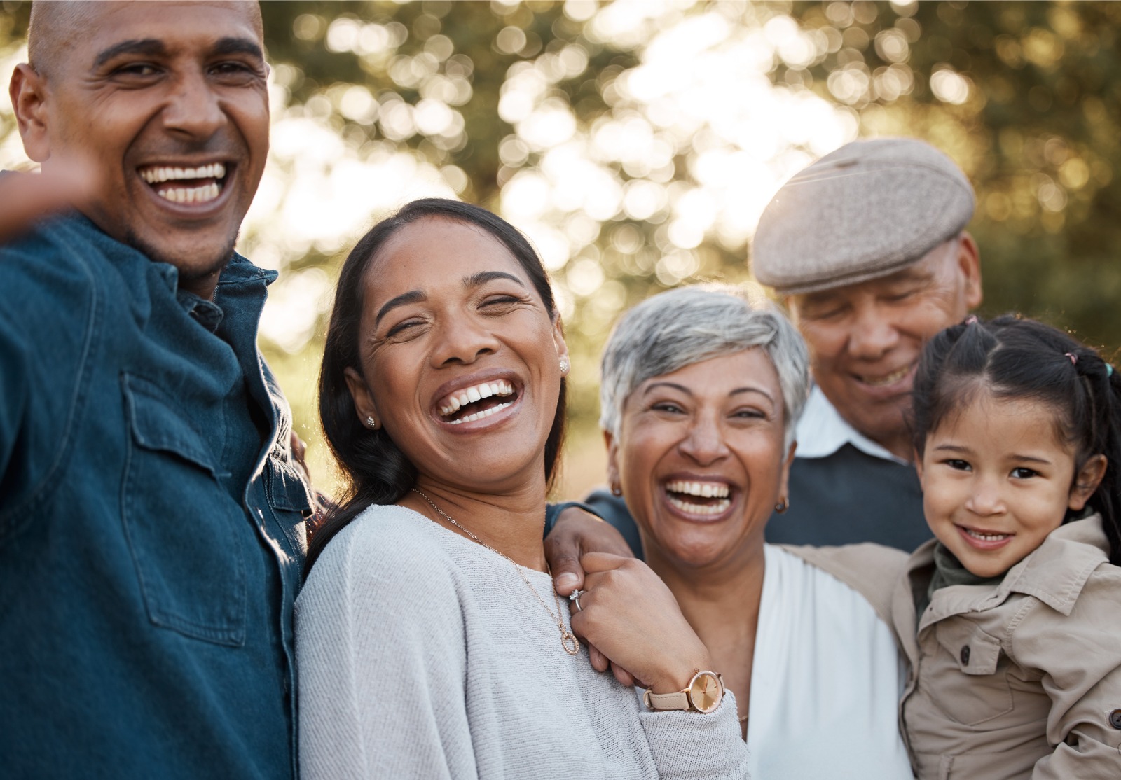 Parents, enfants et grands-parents avec selfie dans le parc pour la mémoire, le sourire et la liaison pour le post sur le blog web. Hommes, femmes et fille enfant avec photo de profil, portrait et photographie au soleil d’été