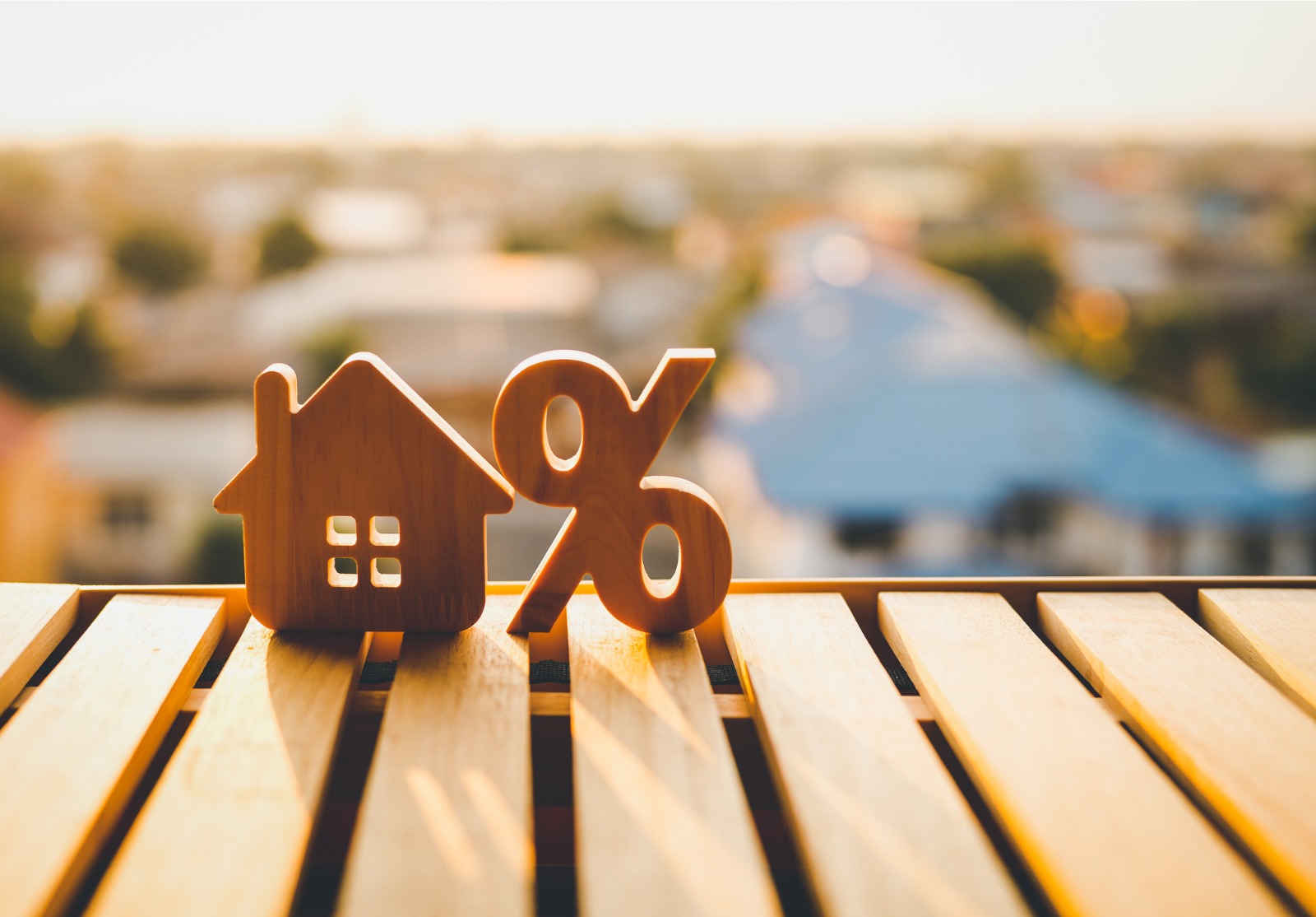 Pourcentage et symbole de signe de maison icône en bois sur table en bois. Concepts d’intérêt de la maison, de l’immobilier, de l’investissement dans l’inflation.