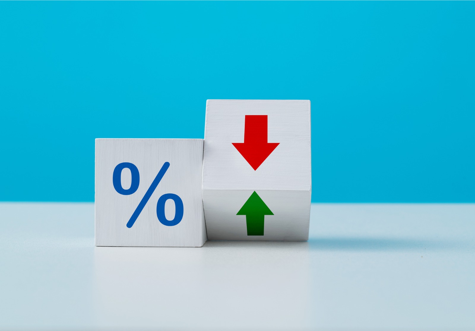 Signe de pourcentage avec flèche haut ou bas.