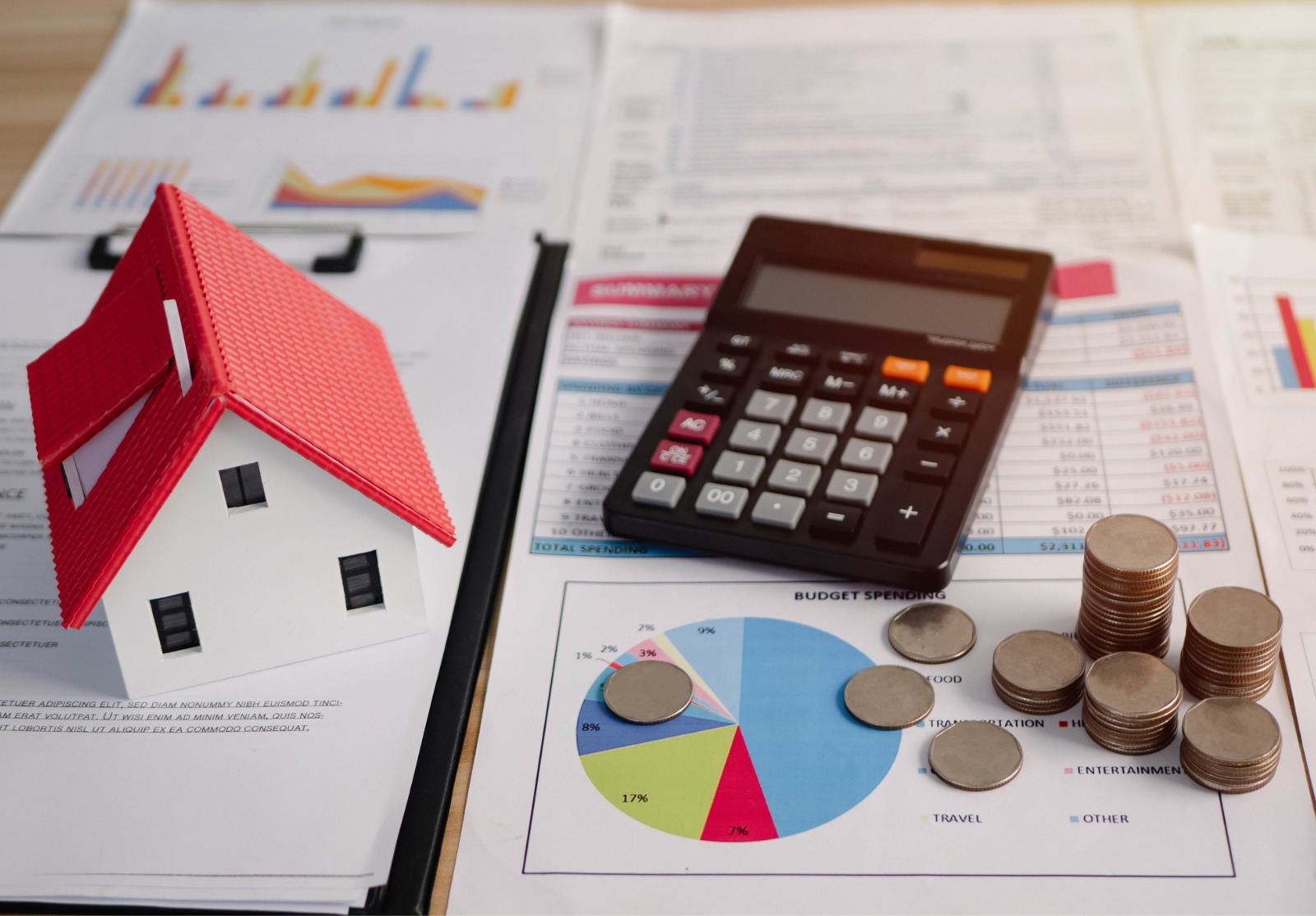 Impôt foncier.Planification des investissements.Immobilier d’entreprise. Vue de la pile de pièces avec modèle de maison, chargement hypothécaire de biens immobiliers avec concept de banque d’argent de prêt. Vente de maison et concept d’assurance.