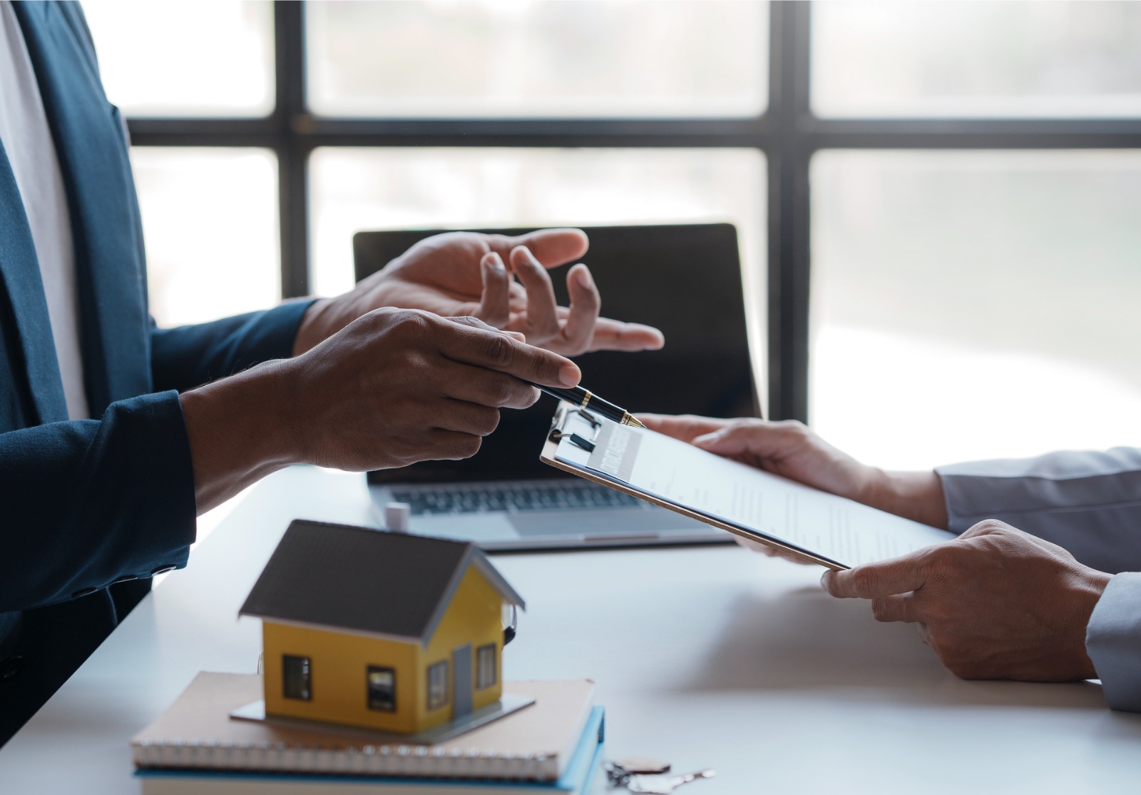 Agent immobilier présente maison et terrain à son client en offrant un exemple de maison modèle Présentation du prêt immobilier, versement préliminaire Offre d’idée de prêt hypothécaire et d’assurance habitation.