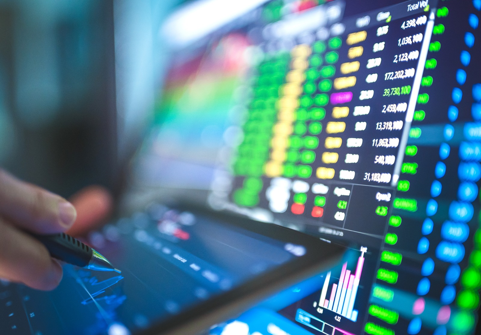 Un ordinateur sur lequel on voit des chiffres de la Bourse.