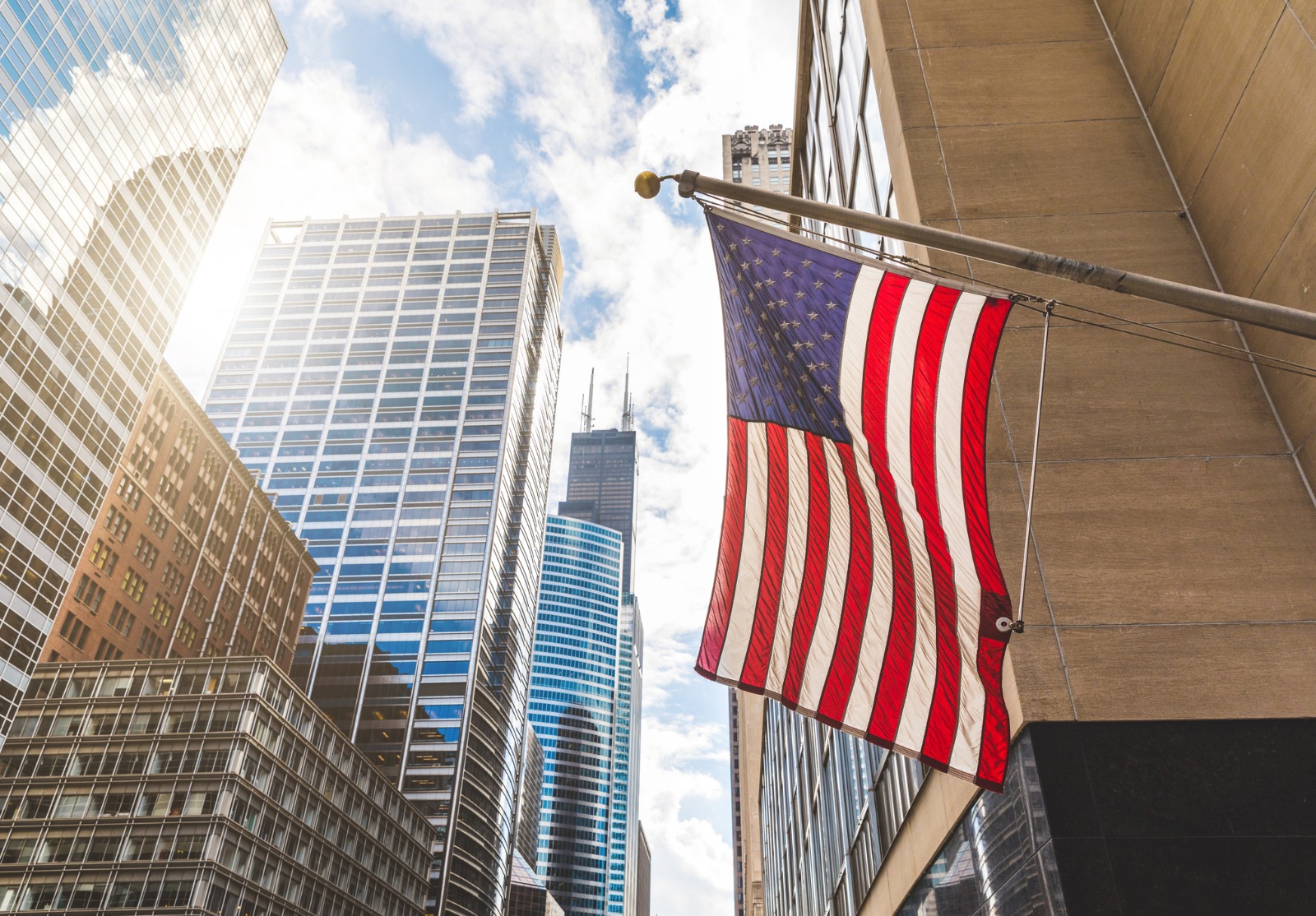 Drapeau des USA à Chicago avec des gratte-ciel sur fond.