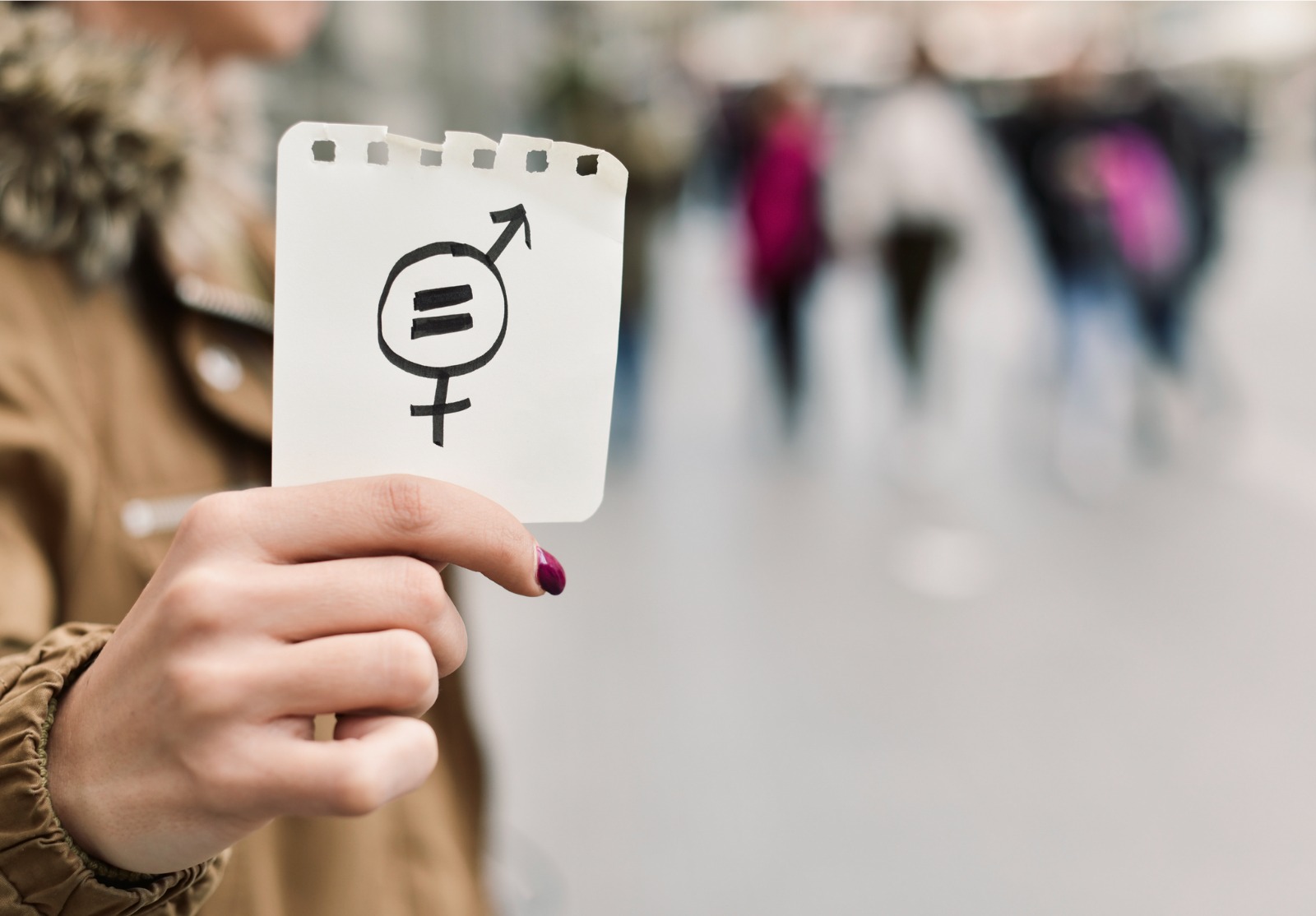 Femme avec un symbole pour l’égalité des sexes.