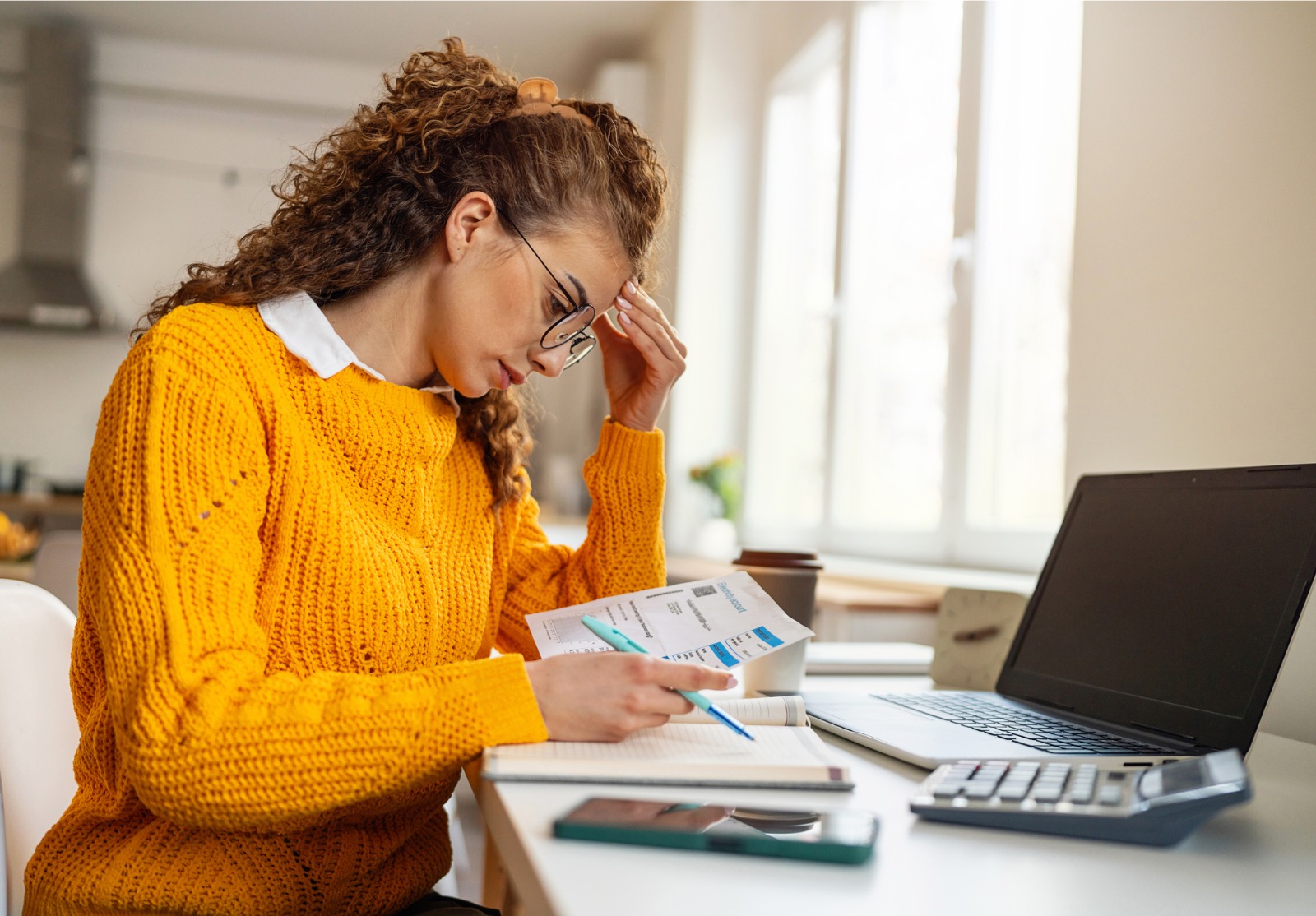 Jeune femme caucasienne inquiète organisant les finances de la maison.