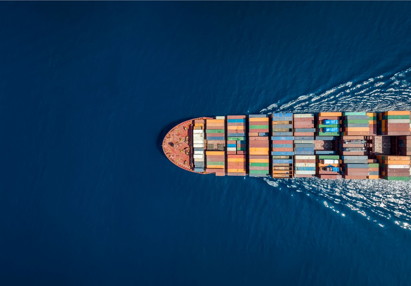 Vue aérienne de haut en bas d’un grand cargo porte-conteneurs avec espace de copie.