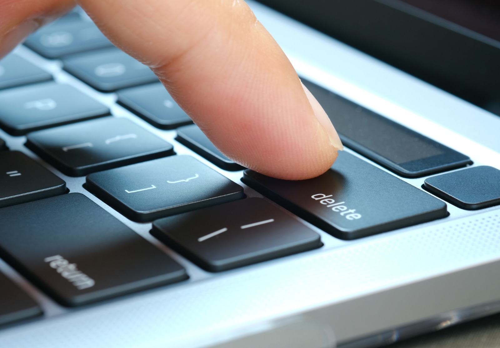 Doigt de l'utilisateur de l'ordinateur, il appuie sur le bouton de suppression sur le clavier de l'ordinateur.