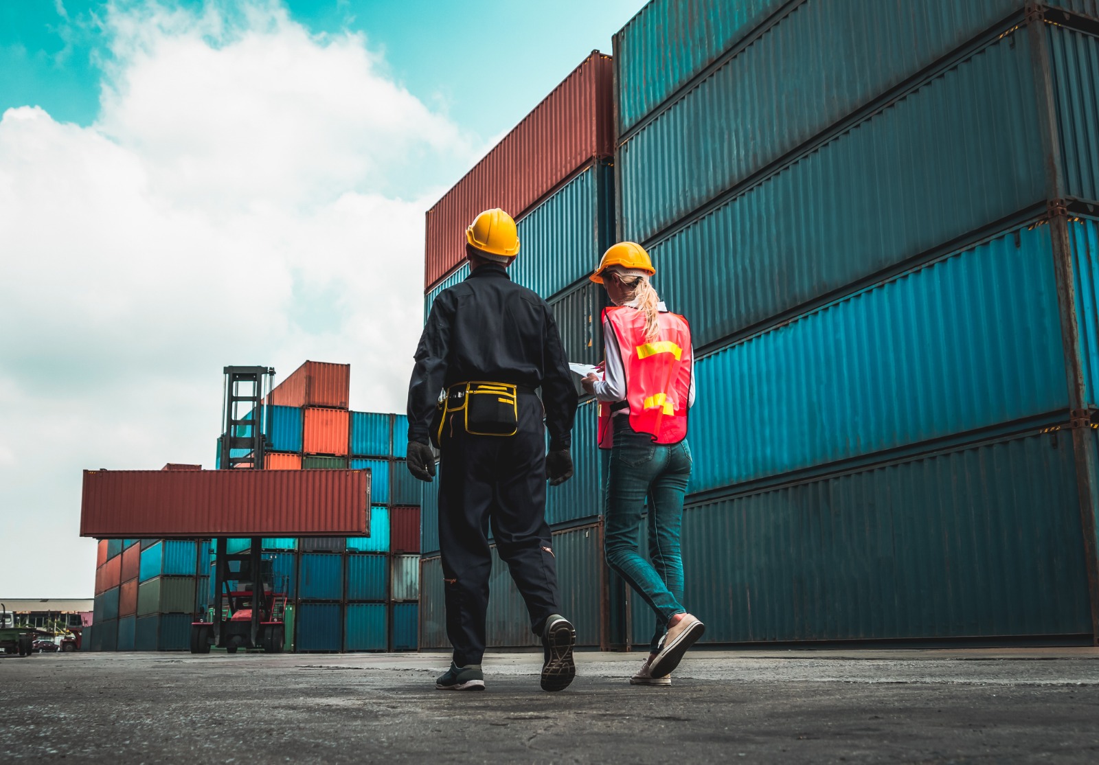 Un travailleur industriel travaille avec un collègue au chantier de conteneurs maritimes à l’étranger. Gestion de la chaîne d’approvisionnement logistique et concept d’exportation internationale de marchandises.