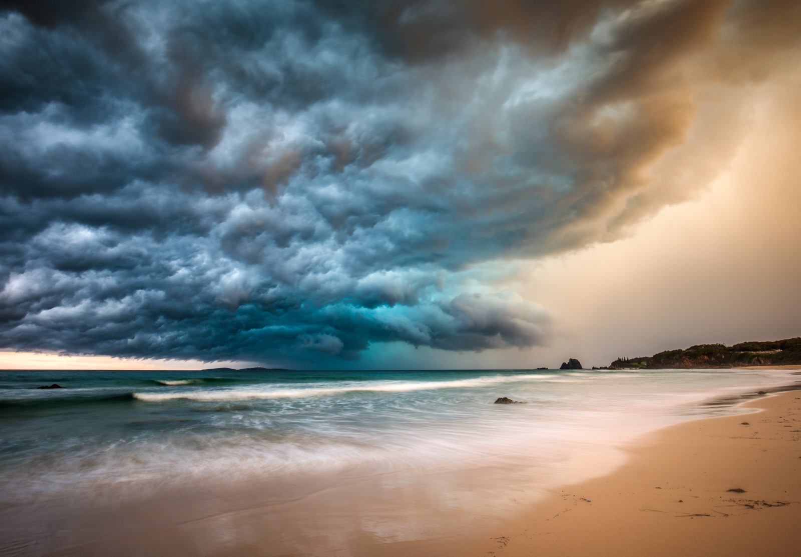 Cellule dramatique puissante de tempête au-dessus de la plage d’océan