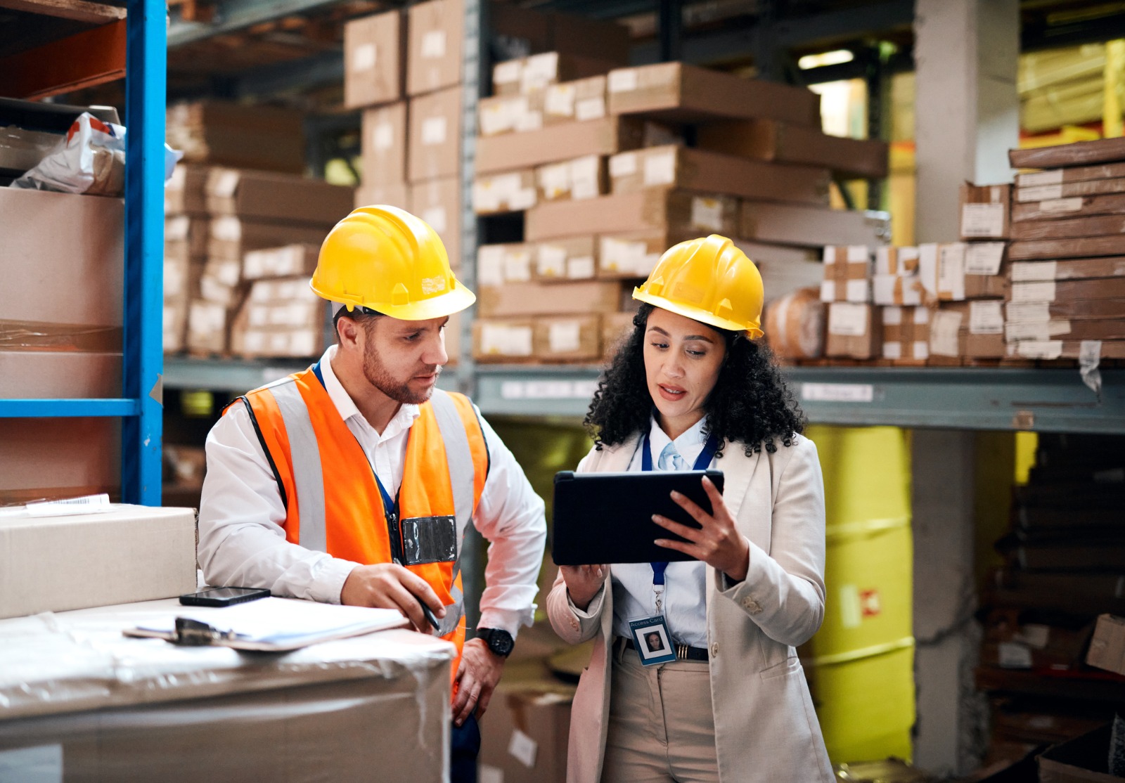 Travail d’équipe d’entrepôt, de tablette et de personnel pour le stockage, l’inventaire et la gestion de la chaîne d’approvisionnement pour la distribution B2B. Usine, partenaire industriel ou travailleur sur les boîtiers numériques, logiciels.