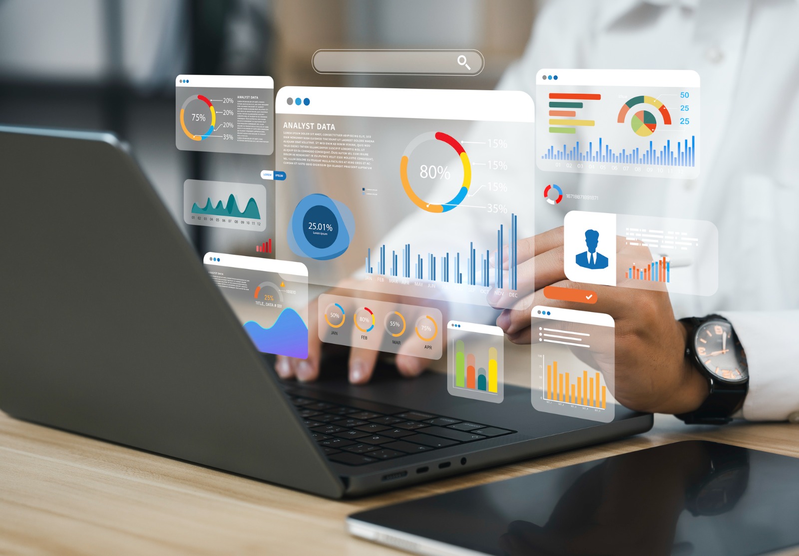 Un analyste utilise un ordinateur et un tableau de bord pour l’analyse des données commerciales et le système de gestion des données avec des KPI et des métriques connectés à la base de données pour la finance, les opérations, les ventes.