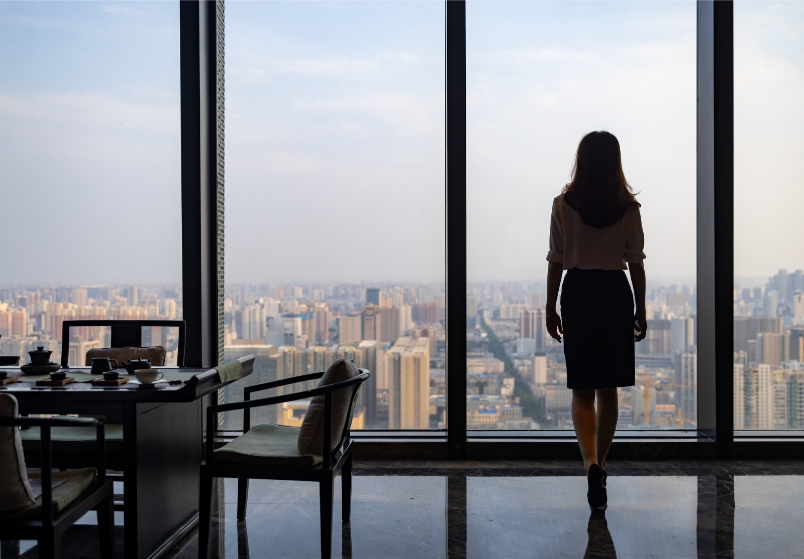 Des femmes d’affaires devant des vitres.