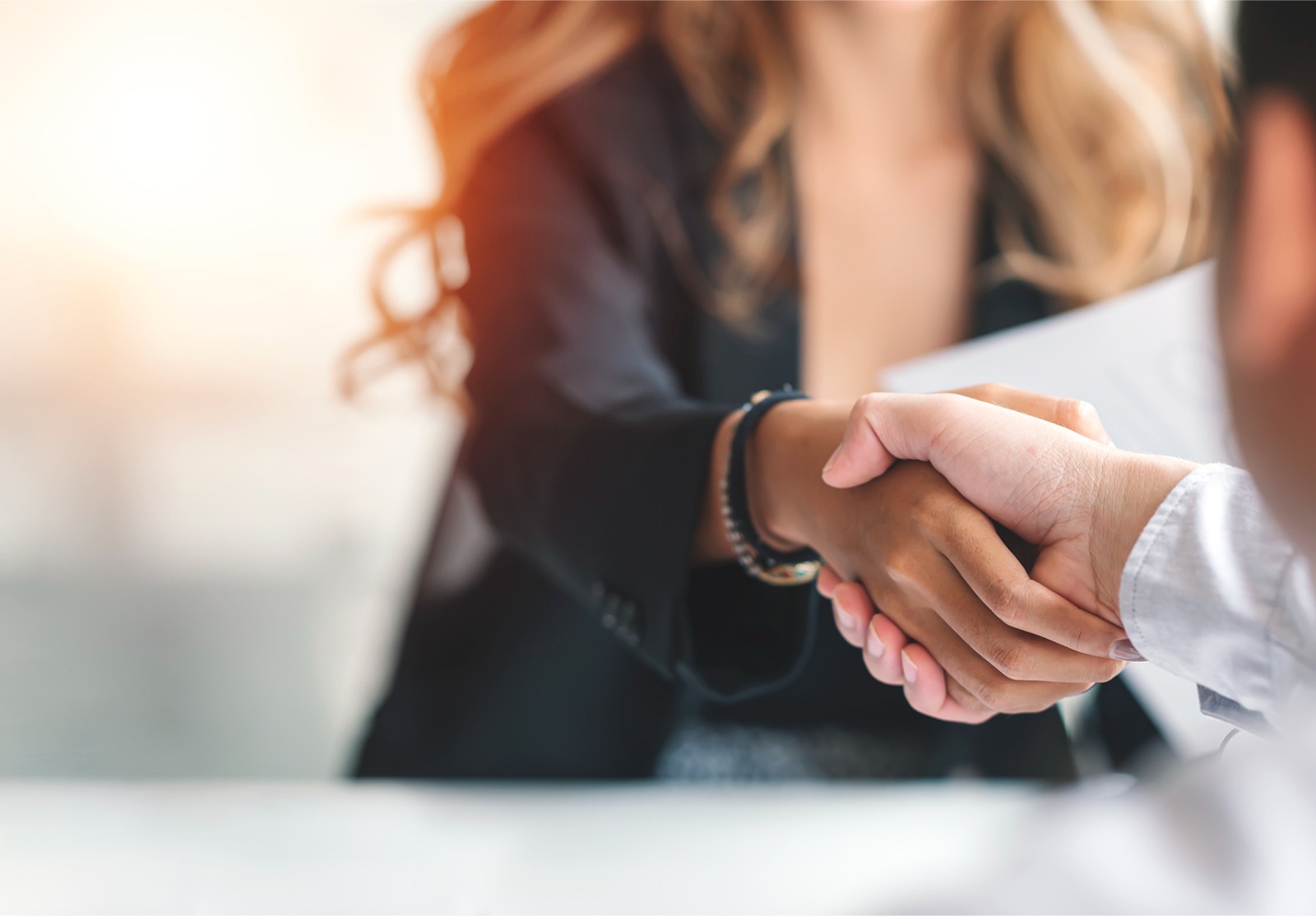 Poignée de main de femme d’affaires et gens d’affaires. Concept d’entreprise réussi.