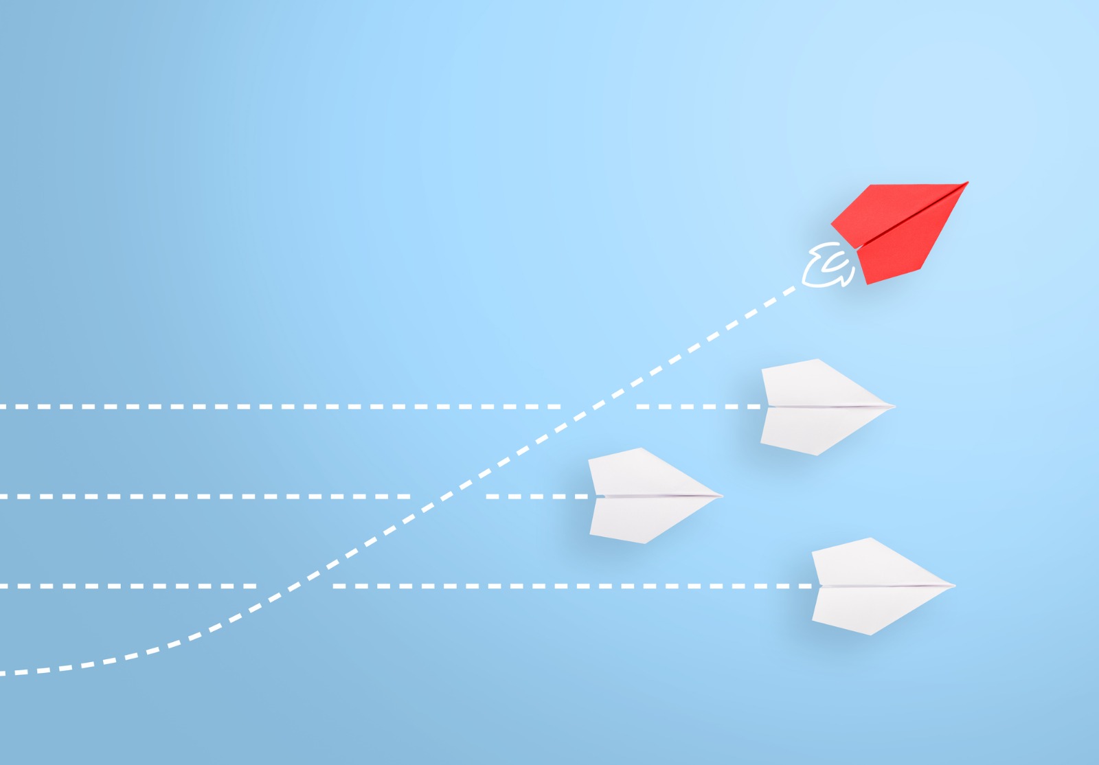 plusieurs avions en papier. Trois suivent une voie linéraire, le dernier, le seule rouge coupe la route des autres pour suivre un autre chemin