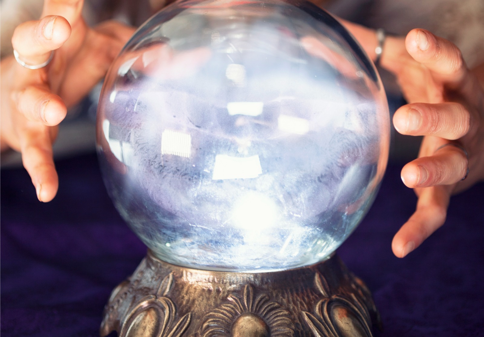 Une voyante, on voit juste les mains et la boule de crystal.