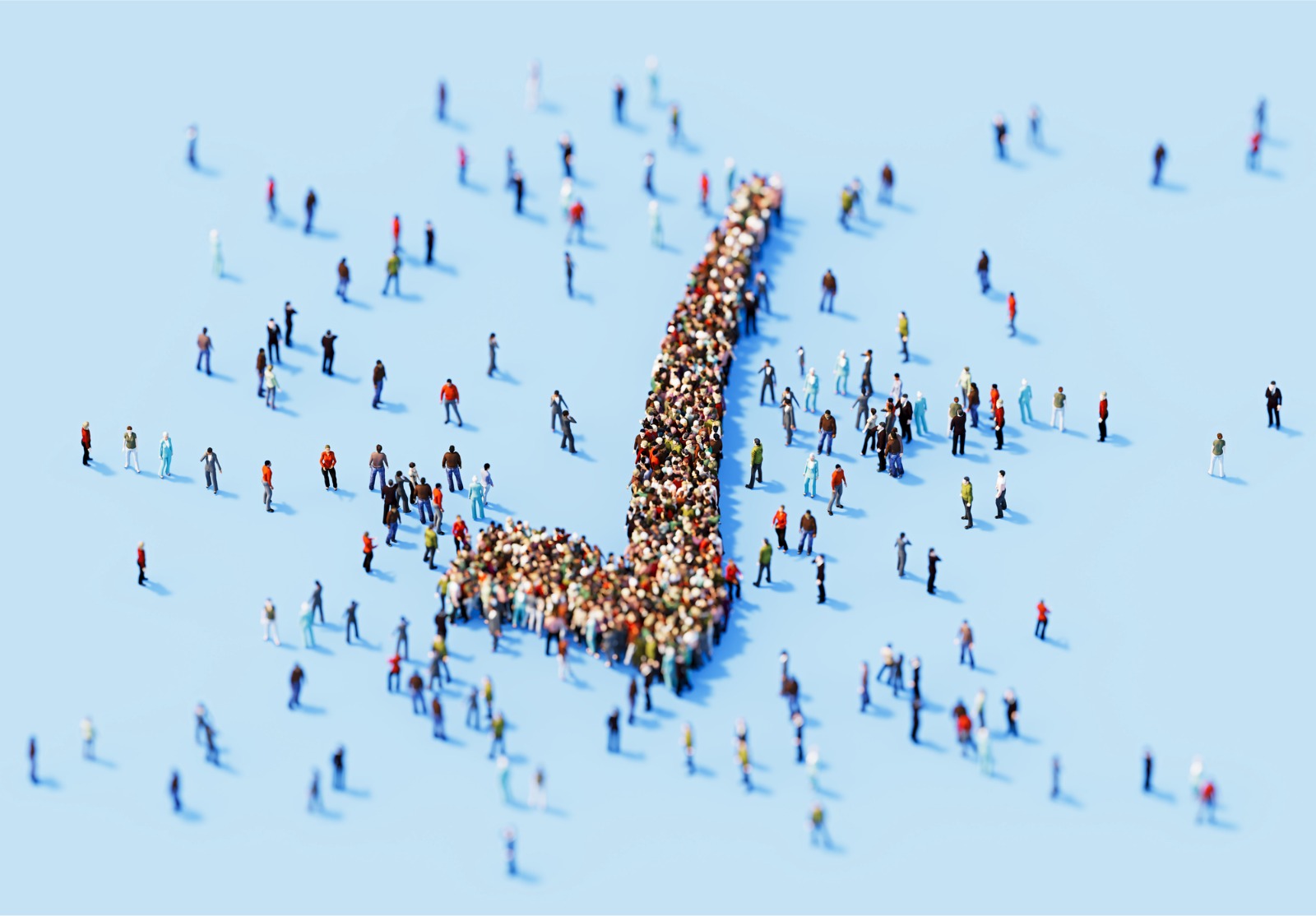 Foule humaine formant une coche sur fond bleu.