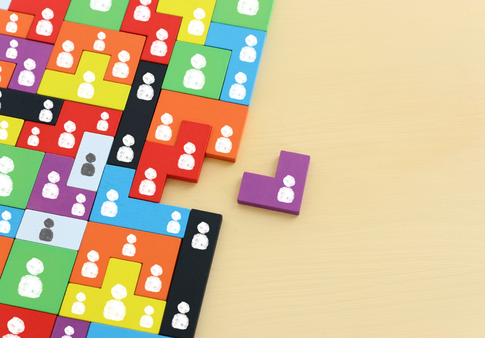 Image des blocs de puzzle de tangram avec des icônes de personnes au-dessus de la table en bois, des ressources humaines et du concept de gestion.
