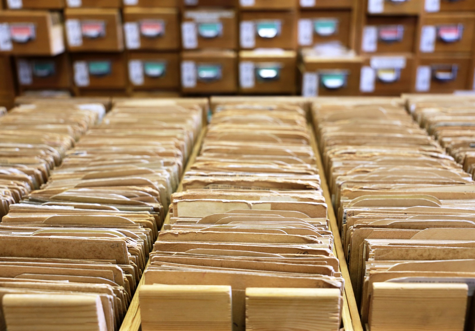 Des centaines de dossiers dans une boite.