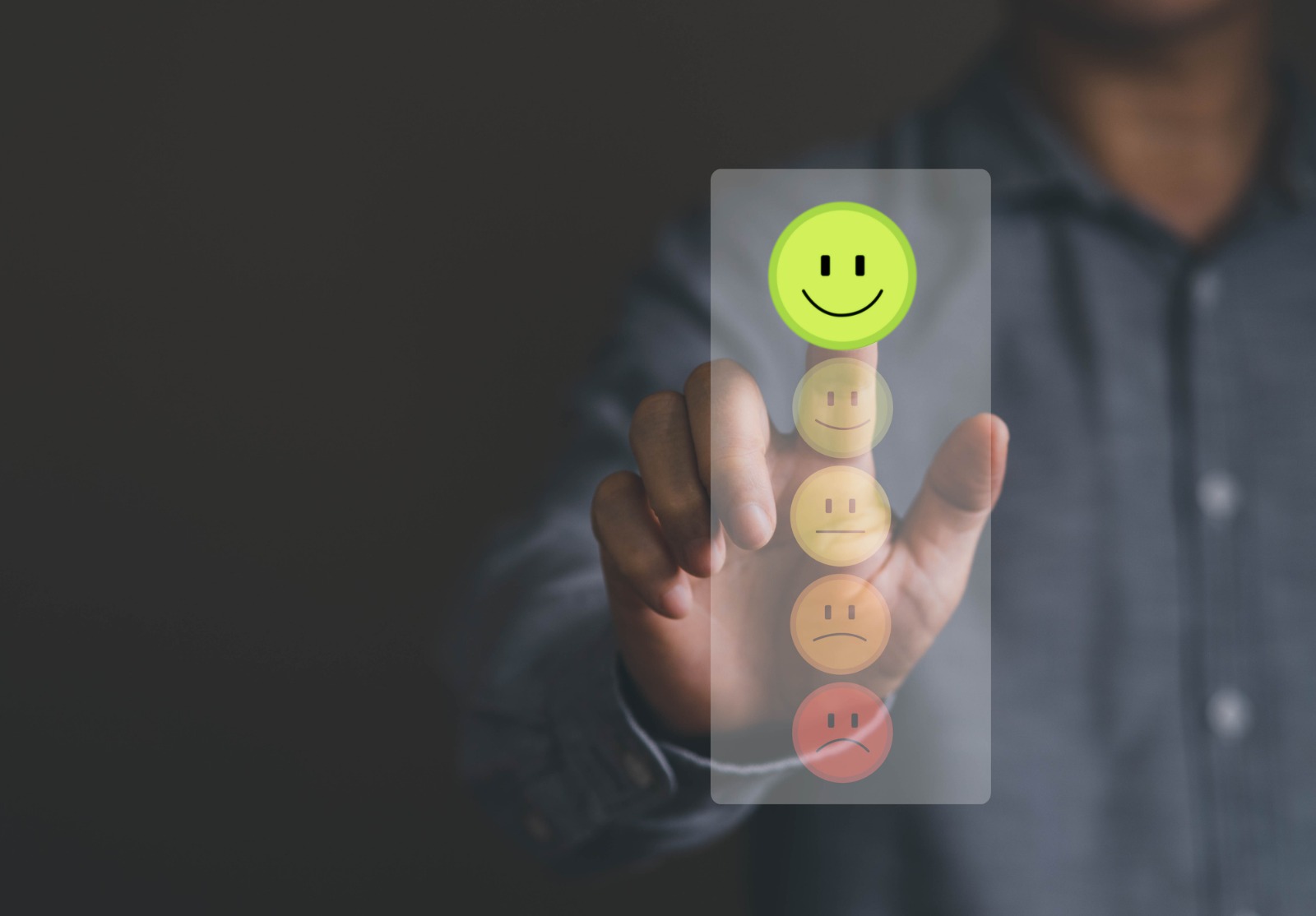 Personne main doigt toucher sourire visage pour le meilleur score pour l’évaluation des clients et un bon service de rétroaction en ligne.