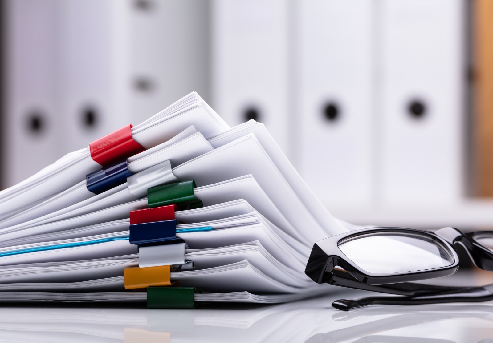 Téléchargement de documents à partir d’un dossier. Ouvrez le dossier De fichiers avec des documents vierges volants avec un ordinateur portable. Sauvegarde de transfert de données, partage de fichiers, concept de transfert de documents.