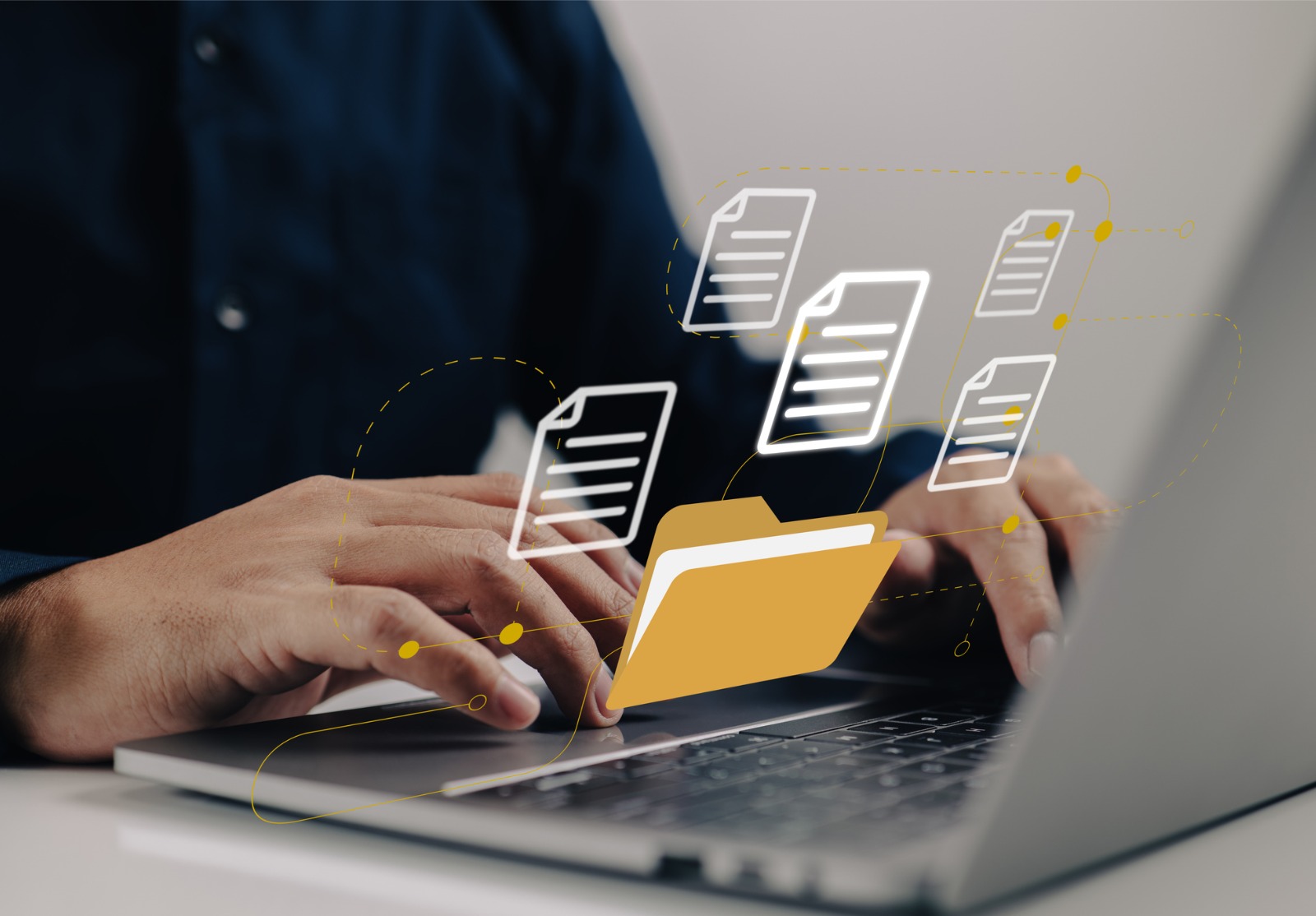 Téléchargement de documents à partir d’un dossier. Ouvrez le dossier De fichiers avec des documents vierges volants avec un ordinateur portable. Sauvegarde de transfert de données, partage de fichiers, concept de transfert de documents.