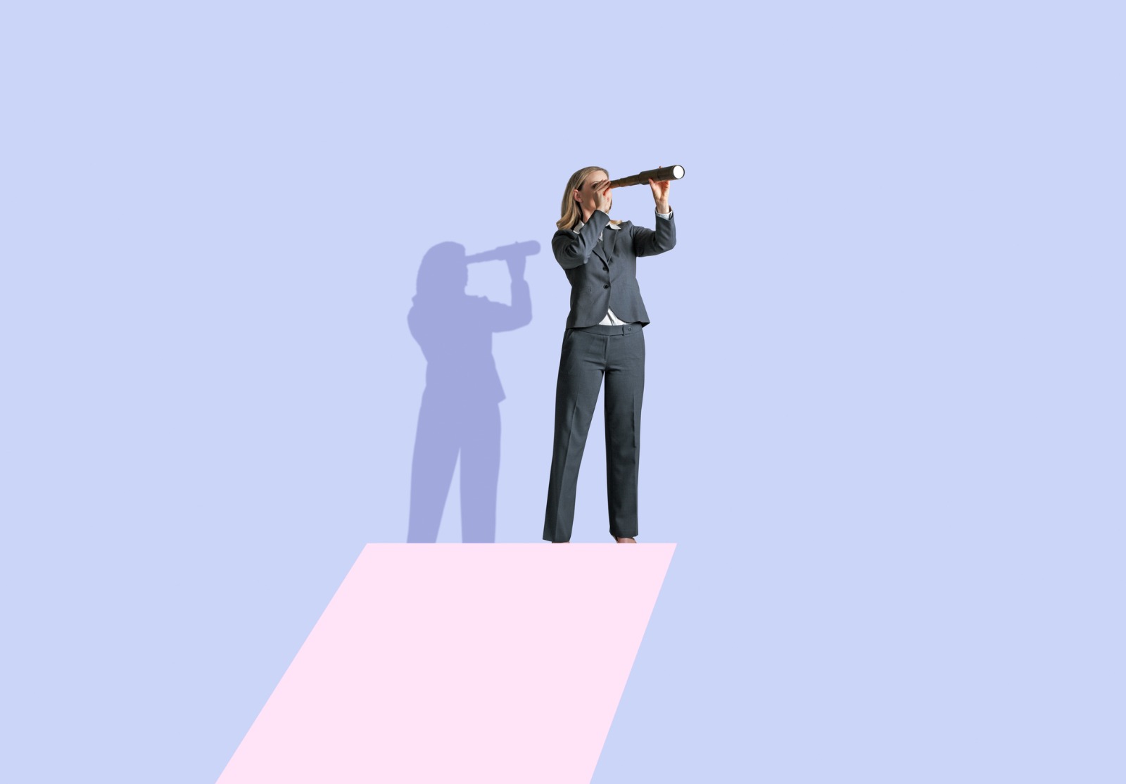 Une femme qui a une longue-vue.